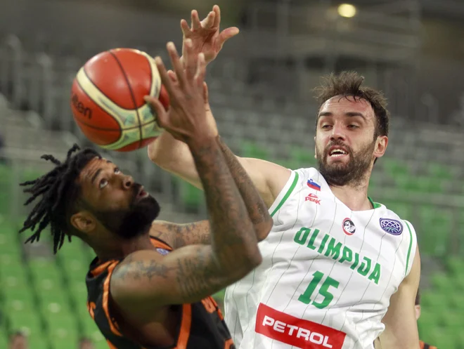 Mirza Begić je zbral 12 točk in 13 skokov. FOTO: Roman Šipić