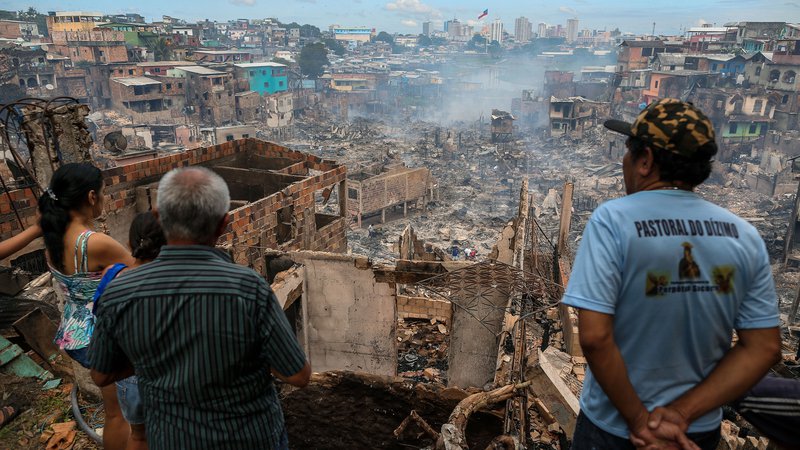 Fotografija: V Manausu, največjem brazilskem mestu ob Amazonki, je prišlo do velikega požara, ki je uničil več kot 600 lesenih družinskih hišk. H sreči ni bilo smrtnih žrtev, požar pa naj bi nastal zaradi eksplozije plinske jeklenke. Foto Michael Dantas Afp