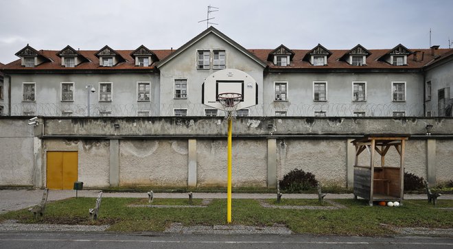Zapori na Povšetovi ulici v Ljubljani. FOTO: Joze Suhadolnik