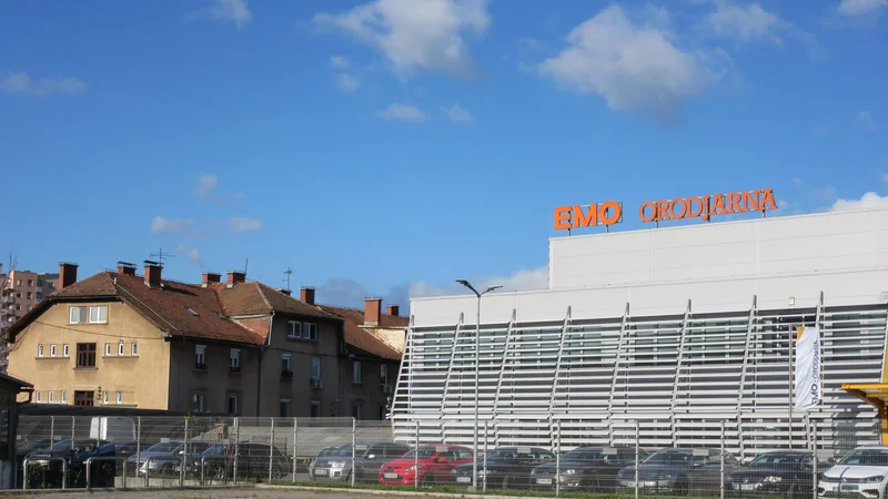 Fotografija: Emo Orodjarna je v neposredni bližini stavbe na Delavski 16 in 18 (levo). Stanovalci imajo hrupa dovolj, pričakujejo, da bo občina upoštevala svoj lasten odlok in jim poiskala druga stanovanja. FOTO: Špela Kuralt/Delo