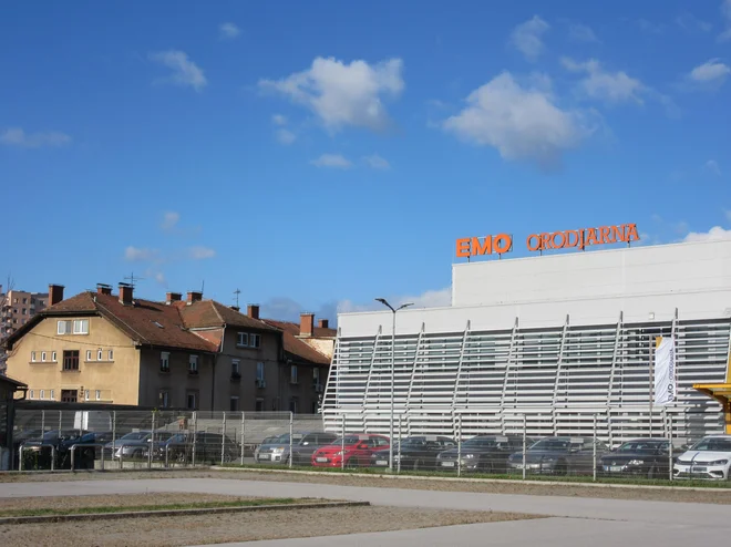 Emo Orodjarna je v neposredni bližini stavbe na Delavski 16 in 18 (levo). Stanovalci imajo hrupa dovolj, pričakujejo, da bo občina upoštevala svoj lasten odlok in jim poiskala druga stanovanja. FOTO: Špela Kuralt/Delo