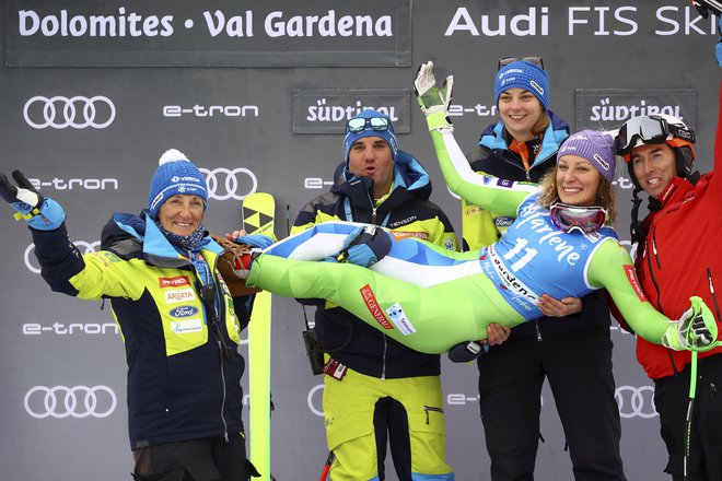 Slavje Ilke in njene ekipe v Val Gardeni. FOTO: AP