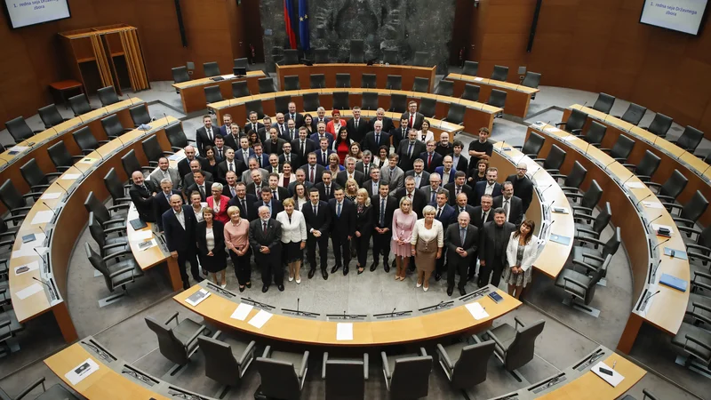 Fotografija: Tri tedne po volitvah se je oblikoval osmi sklic državnega zbora. Začasno so za prvega med enakimi izbrali Mateja Tonina iz NSi. FOTO: Jože Suhadolnik/Delo