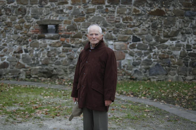 Dr. France Strmčnik je že leta 1965 dokazoval, da je enotna osnovna šola zgolj papirnata iluzija politike, v njej se še vedno ohranja neenakopravnost učencev, pouk prilagaja povprečju, šola pa preobremenjuje učence in učitelje. Razprava je aktualna še dan