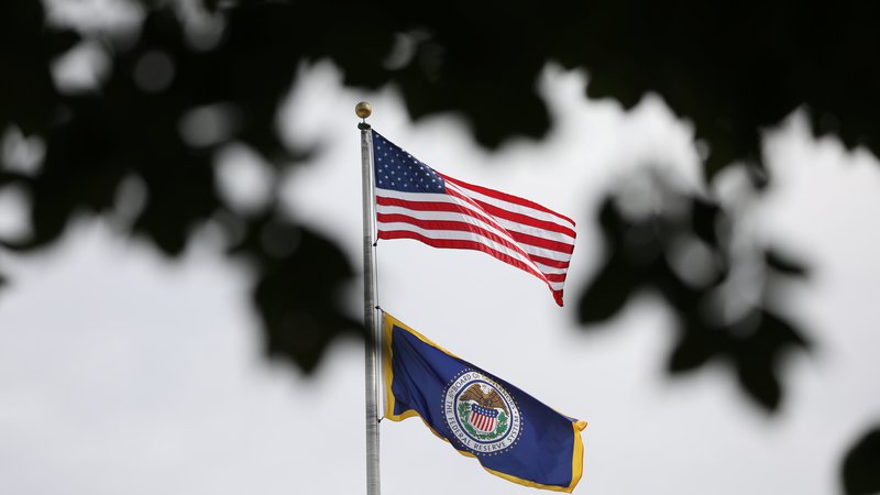 Fotografija: zastave nad Federal Reserve stavbo v Washingtonu. Foto Chris Wattie Reuters