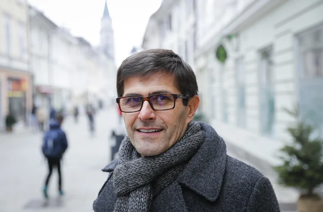 Matjaž Rakovec je prepričan, da je Gorenjska lahko uspešna regija le s sodelovanjem, tudi čezmejnim. Za zdaj ostaja tudi na čelu Hokejske zveze Slovenije. FOTO: Jože Suhadolnik
