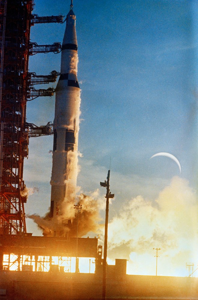 Saturn še danes velja za najmočnejšo raketo, ki je imela moč, da ljudi ponese dlje od Lune. Kennedy je sprva celo želel, da bi se ZDA odpravile na Mars, a so ga vodilni pri Nasi prepričali, da je Luna dovolj daleč. FOTO: Nasa