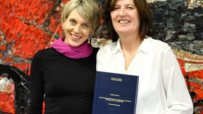 Fotografija: Dr. Marjetka Kulovec (desno) z mentorico, red. prof. dr. Špelo Vintar (levo). FOTO: Uroš Taljat