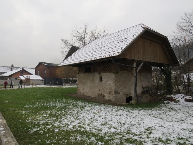 Stara kašča, ki jo nameravajo temeljito obnoviti, bo sestavni del Interpretacijskega centra. Foto Bojan Rajšek