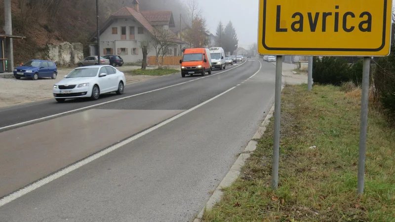 Fotografija: Škofljiška občina se duši v prometu, a nič ne kaže, da bo zožena štiripasovnica kmalu v gradnji. FOTO: Bojan Rajšek/Delo