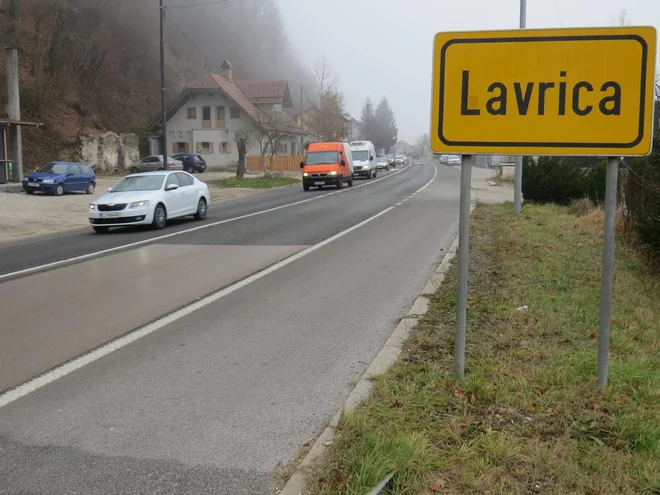 Škofljiška občina se duši v prometu, a nič ne kaže, da bo zožena štiripasovnica kmalu v gradnji. FOTO: Bojan Rajšek/Delo