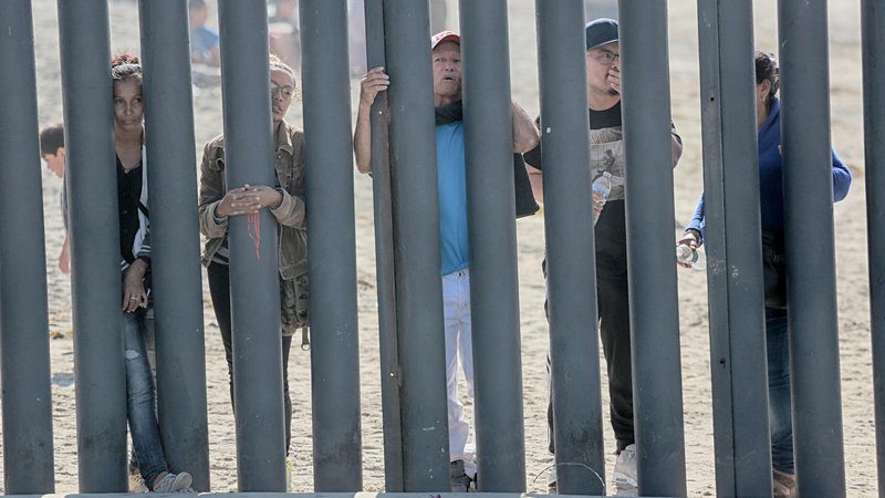Fotografija: Na dlani je, da politika ne razume, zakaj ljudje bežijo iz svojih držav. FOTO: AFP