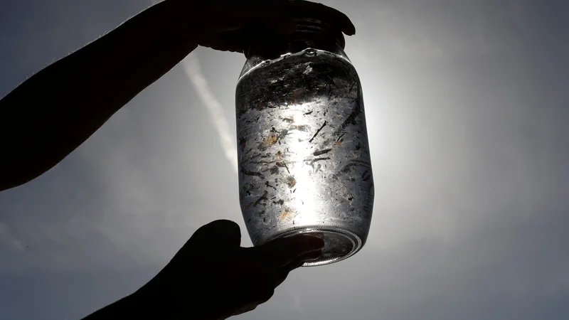 Fotografija: Mikroplastiko lahko najdemo praktično povsod. FOTO: Eric Gaillard/Reuters