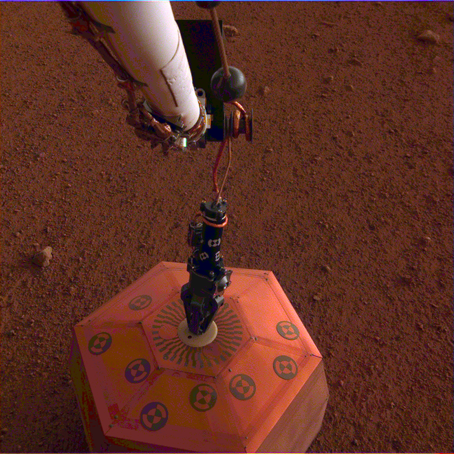 Seizmometer je na površju Masa. FOTO: NASA/JPL-Caltech 
