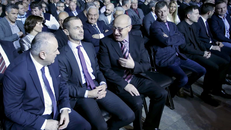 Fotografija: Trojček velikih predsednikov (z leve), predsednik NZS Radenko Mijatović, predsednik UEFA Aleksander Čeferin in predsednik Olimpijskega komiteja Slovenije Bogdan Gabrovec, se v teh dnevih seli z enega na drug sprejem. FOTO: Roman Šipić/Delo