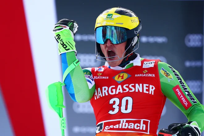 Štefan Hadalin je eksplodiral od veselja, ko je v cilju zagledal, da je v finalu prevzel vodstvo. Prismučal si je prvi čas druge proge, kar je zadostovalo za osmo mesto. FOTO: Reuters