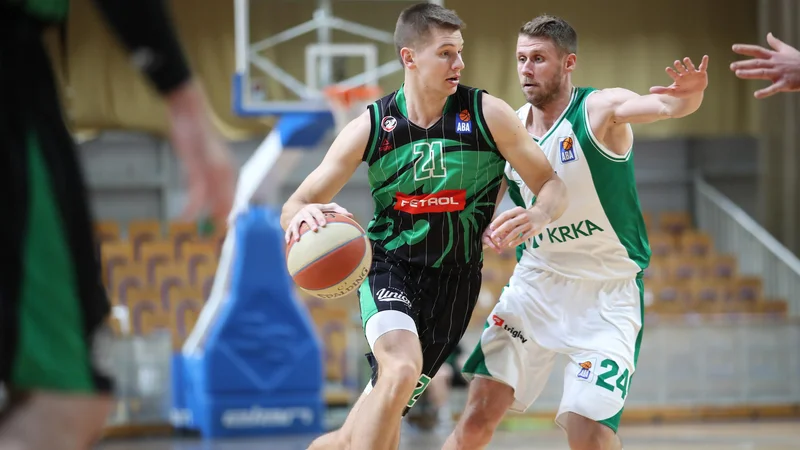 Fotografija: Blaž Mesiček (z žogo) je še v nedeljo igral za Olimpijo proti Krki. FOTO: ABA