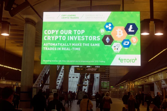 Zaradi velikih regulatornih tveganj so se uveljavljeni vlagatelji projektom ICO bolj ali manj izogibali, prepričale jih niso niti kampanje, kakršna je bila v londonski finančni četrti Canary Wharf aprila letos. Foto Reuters