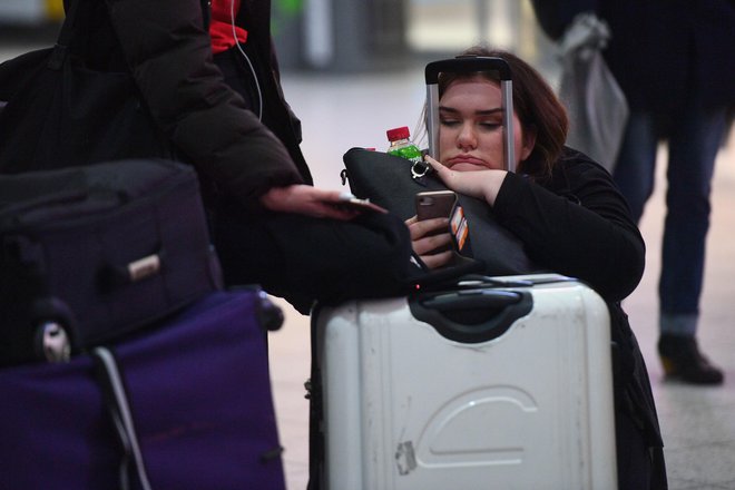 Na tisoče potnikov je že več kot 24 ur ujetih na letališču. FOTO: Victoria Jones/Ap