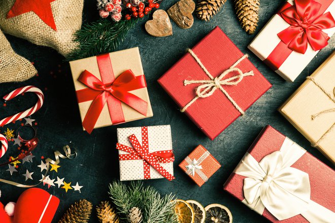 Če boste šele danes prek spleta naročali novoletna darila, je velika verjetnost, da ta ne bodo prišla pravočasno. FOTO: Shutterstock