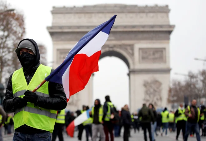 Zmanjšanje davkov za državljane z nižjimi prihodki je Macron obljubil že na televizijskem nagovoru na začetku meseca. FOTO: Reuters