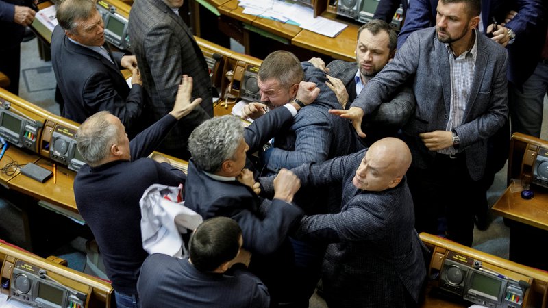 Fotografija: Na seji v ukrajinskem parlamentu v Kievu je prišlo do fizičnega obračunavanja med parlamentarci. Foto Stringer Reuters