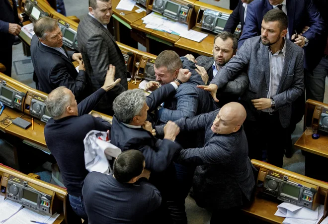 Na seji v ukrajinskem parlamentu v Kievu je prišlo do fizičnega obračunavanja med parlamentarci. Foto Stringer Reuters