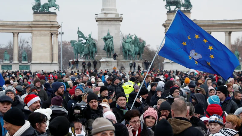 Fotografija: Udobna večina v parlamentu na zadošča več ne v Franciji ne na Madžarskem. Ljudje so na ulicah. FOTO: afp