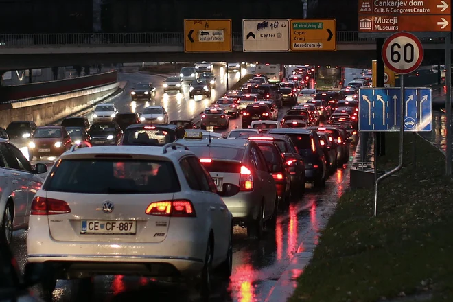 Ljubljanske ulice so okoli nakupovalnih središč, pa tudi na večini mestnih vpadnic že ves teden polne pločevine. FOTO: Tomi Lombar/Delo