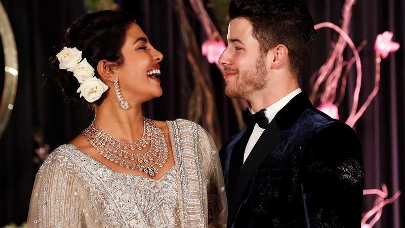 Fotografija: Priyanka Chopra in Nick Jonas pozirata med svojim tretjim poročnim sprejemom. FOTO: Adnan Abidi/Reuters