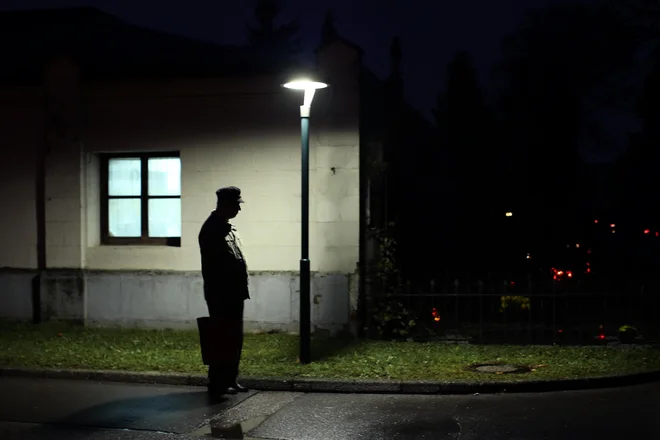 Osama prihaja kot megla, počasi, naposled pa je tako gosta, da iz nje ne vidiš več nikamor. Ranjen človek postaja še bolj čudaški in še bolj osamljen, opaža pater Pavle Jakop. FOTO: Jure Eržen