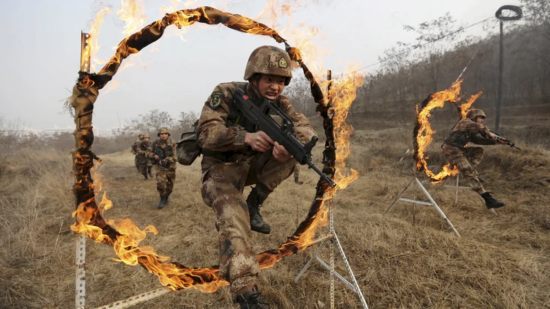 Fotografija: Partijsko vodstvo je sredi osemdesetih let spoznalo, da mora izboljšati klavrno podobo vojske. FOTO: Reuters