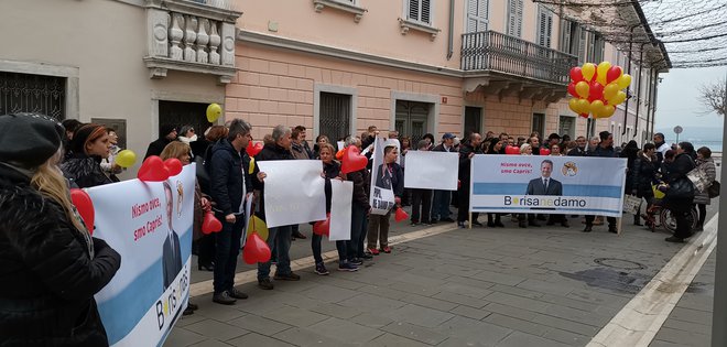 Podporniki Borisa Popoviča so se zbrali pred sejo mestnega sveta. FOTO: Delo