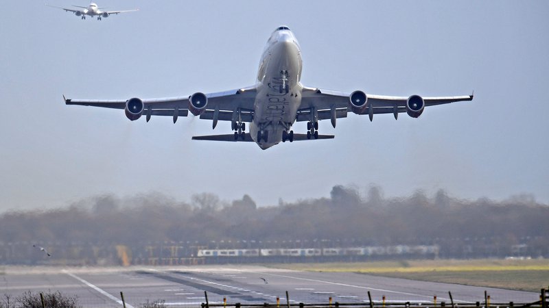 Fotografija: Letališče je sporočilo, da je odprto in da nameravajo izvesti vse načrtovane polete. FOTO: Toby Melville/Reuters