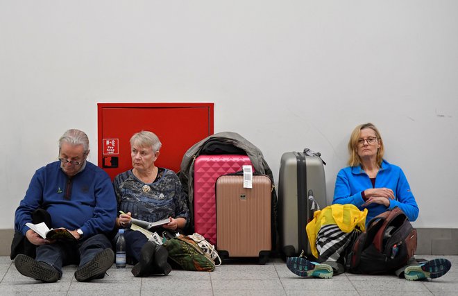 Potnike so vseeno opozorili na možnost zamud in odpovedi, saj si morajo opomoči po treh dneh motenj. FOTO: Toby Melville/Reuters
