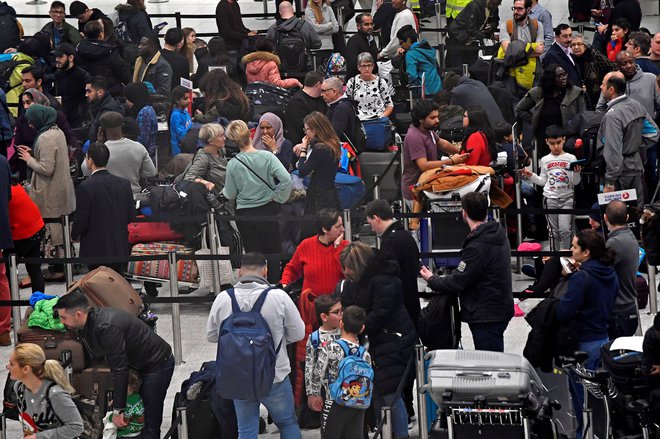 Potnike so pozvali, naj še preden pridejo na letališče, pri svojih letalskih družbah preverijo, ali je njihov let potrjen. FOTO: Toby Melville/Reuters