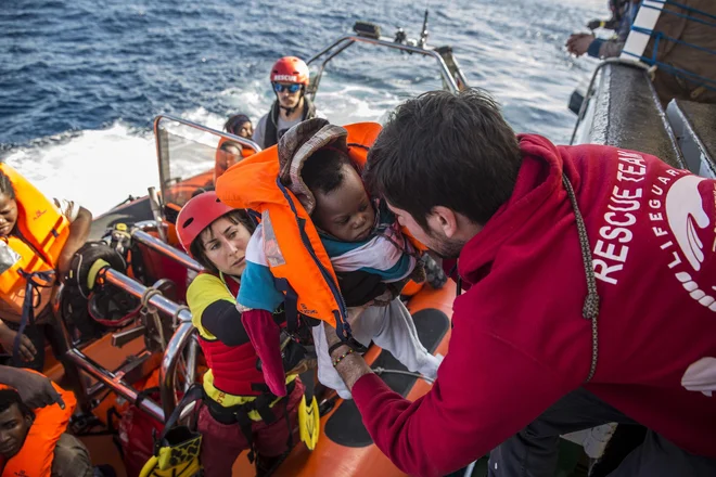 Španska nevladna organizacija Proactiva Open Arms že od novembra bdi nad območjem okoli libijske obale. FOTO: Olmo Calvo/Ap