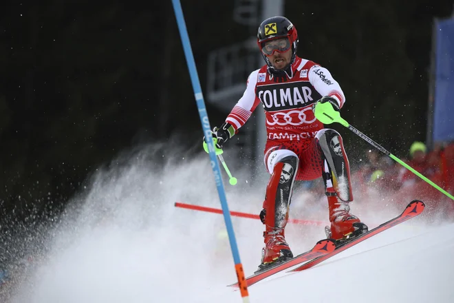 Marcel Hirscher je v drugo prismučal le do petih vratc. FOTO: Alessandro Trovati/AP