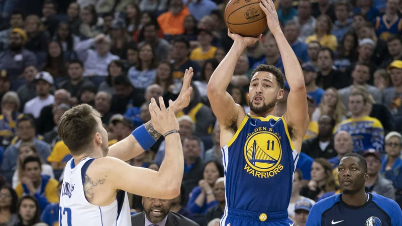 Luka Dončić se je v obrambi spopadal tudi s Klayem Thompsonom. FOTO: Reuters