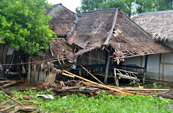 Najbolj prizadeto je območje med otokoma Sumatra in Java. FOTO: Reuters