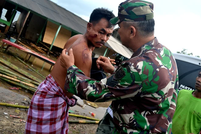 Indonezijske oblasti so najprej trdile, da val ni bil cunami, temveč le plima. FOTO: Reuters