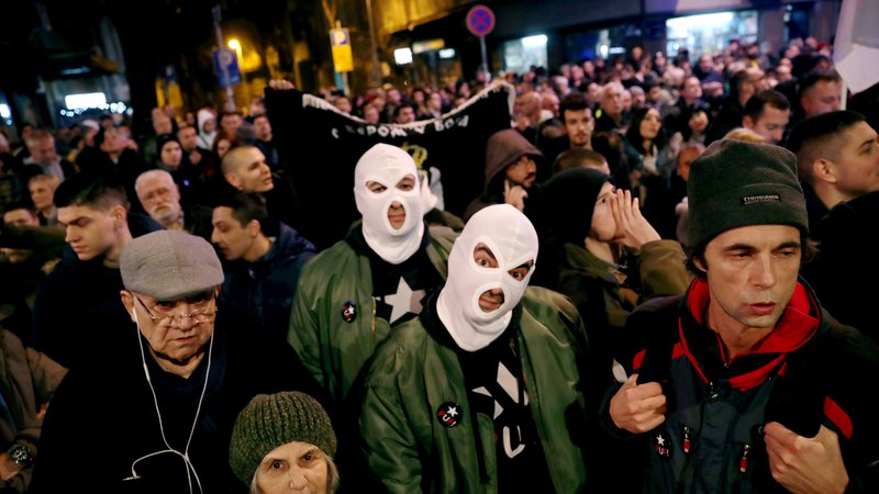 Fotografija: Vučića so protestniki pozivali, naj neha lagati in krasti. FOTO: Marko Djurica/Reuters