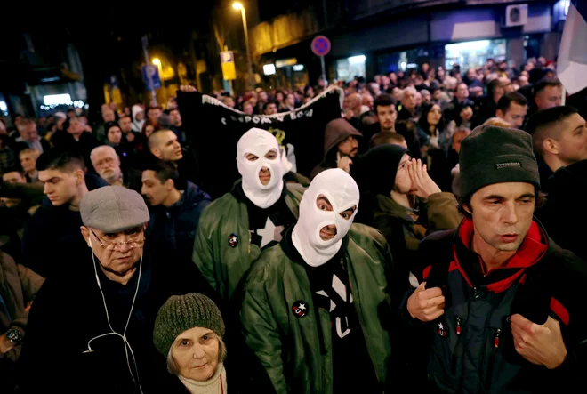 Vučića so protestniki pozivali, naj neha lagati in krasti. FOTO: Marko Djurica/Reuters