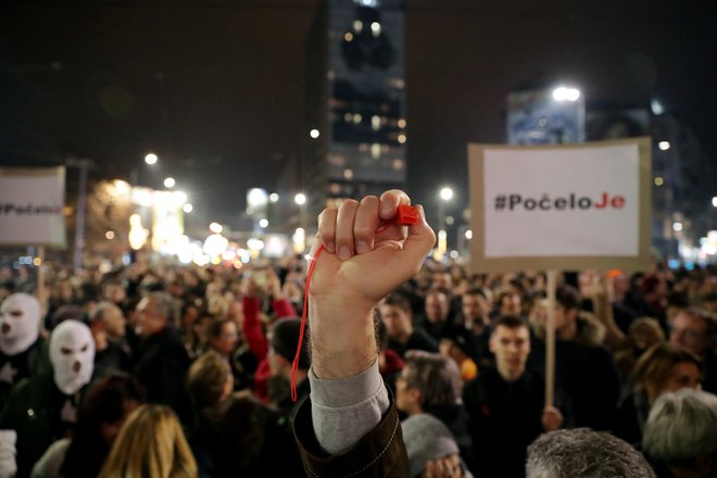 Protestniki so nosili transparente z napisi Nisem nor, Začelo se je in Dokler niso vsi svobodni, ni svoboden nihče. FOTO: Marko Djurica/Reuters