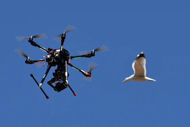 Britanska policija je v zvezi z nezakonito uporabo dronov v petek pridržala dve osebi. FOTO: Vincenzo Pinto/AFP