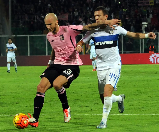 AljaŽ Struna (levo) bo januarja ob Antoniu Delamei Mlinarju drugi Slovenec v ameriški "Major League Soccer". Igral bo za Dynamo iz Houstona. FOTO: AP