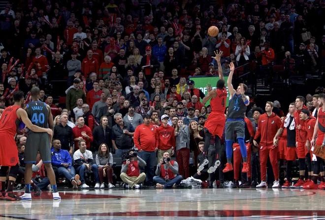 Luka Dončić je s čudežno trojko izvlekel podaljšek. FOTO: Craig Mitchelldyer/AP