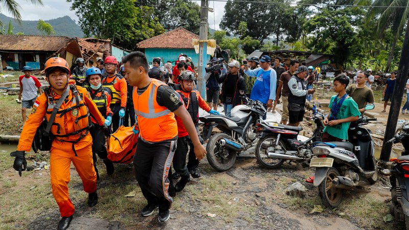 Fotografija: ​Najbolj prizadeta je zahodna obala priljubljenega turističnega otoka Java, kjer vzdolž 100 kilometrov dolge obale na stotine vojakov in prostovoljcev pomaga pri iskanju preživelih.  FOTO: Jorge Silva/Reuters