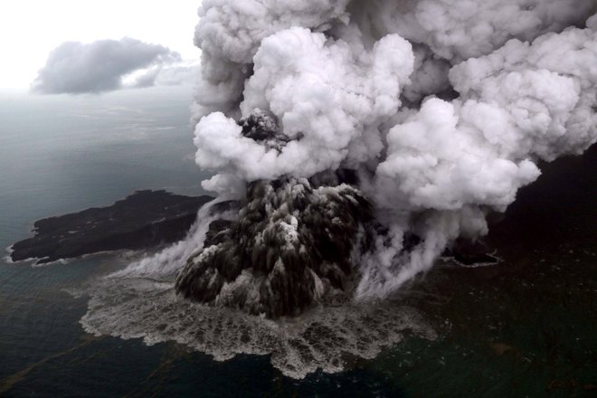 Pogled na Anak Krakatau iz ptičje perspektive. FOTO: Antara/Reuters