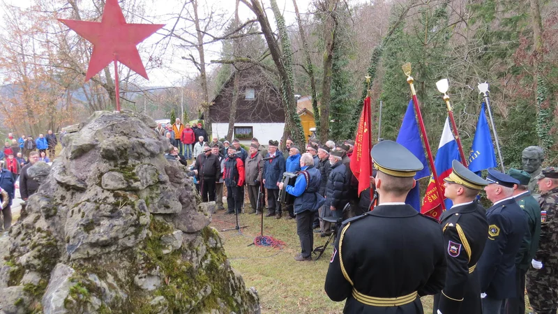 Fotografija: S prireditvenega prostora se je iz grl Partizanskega pevskega zbora slišala domoljubna pesem. FOTO: Bojan Rajšek/Delo